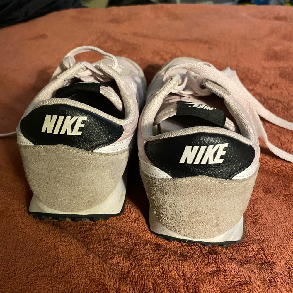 Nikes size 7 - Picture 5 of 6